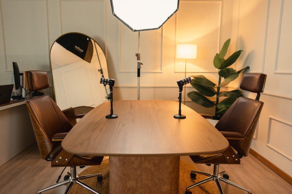 Sala de gravação do Estúdio 403, com mesa, microfones e iluminação montada.